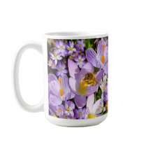 クロカスの花から蜜を集めるハチ