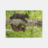 クロクマの子熊が木に登る フリースブランケット (正面(横))
