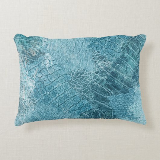 クロコダイルろうけつ染め：テクスチャード生地アート アクセントクッション (正面)