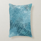 クロコダイルろうけつ染め：テクスチャード生地アート アクセントクッション (正面(垂直))