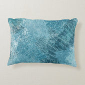 クロコダイルろうけつ染め：テクスチャード生地アート アクセントクッション (裏面)