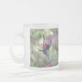 クロゴケグモのマグ フロストグラスマグカップ (左)