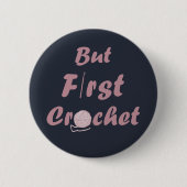 クロシェおもしろいーことわざ編み物引用文 缶バッジ (正面)