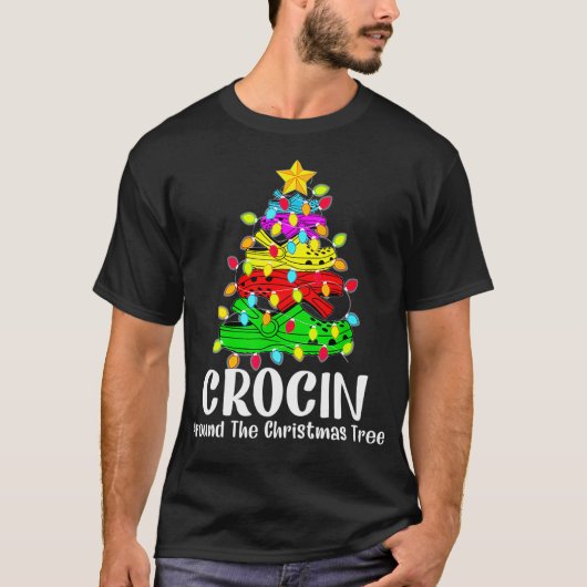 クロシンのまわりにザクリスマスツリーおもしろいクリスマスキリスト Tシャツ (正面)