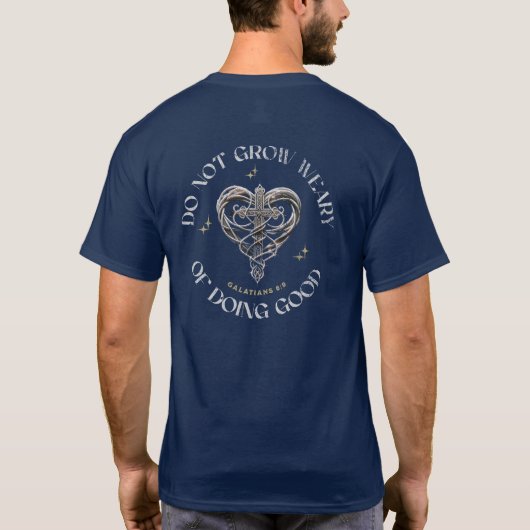 クロスの中のビンテージ聖句ケルトハート Tシャツ (裏面)