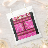 クロスの付いたピンクと白の壁紙 フェイバーバッグ (クリップ留めされた状態)