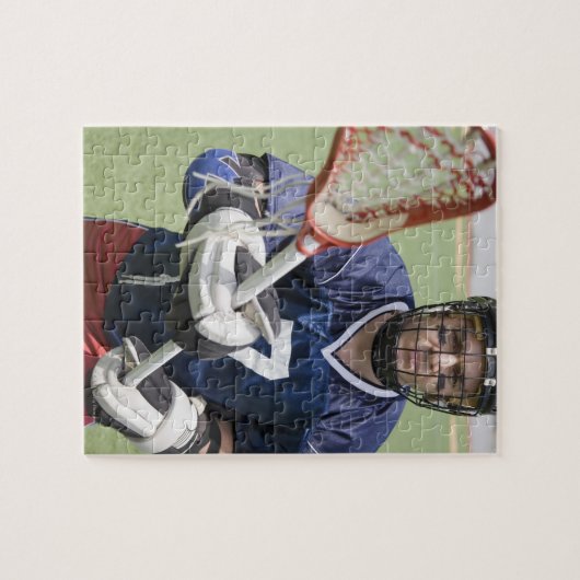 クロスを持つ深刻なラクロス選手 ジグソーパズル (横)