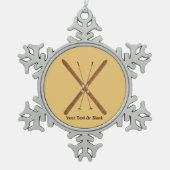 クロスカントリーのスキーとポール スノーフレークピューターオーナメント (正面)