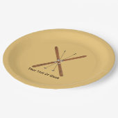 クロスカントリーのスキーとポール ペーパープレート (アングル)