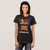 クロスステッチの母のジョーク グラフィック Tシャツ (正面フル)