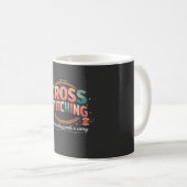 クロスステッチの面白い刺繍名言デザイン コーヒーマグカップ (正面右)