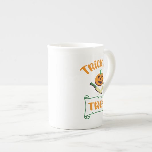 クロスボーンのトリックまたは治療ハロウィーンカボチャ ボーンチャイナマグカップ (正面右)