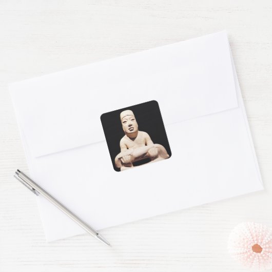 クロス脚の姿、ベビーを保持Olmec スクエアシール (封筒)