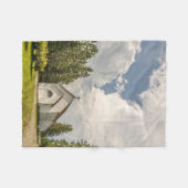 クロス&素晴らしい雲を持つ地方の白い教会 フリースブランケット (正面(横))