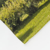 クロス&素晴らしい雲を持つ地方の白い教会 フリースブランケット (角)