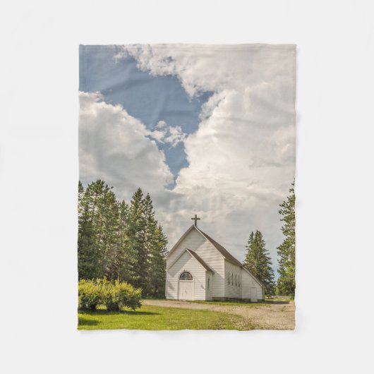 クロス&素晴らしい雲を持つ地方の白い教会 フリースブランケット (正面)