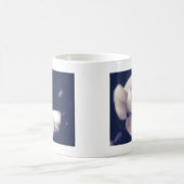 クロッカスの花が白黒で咲く コーヒーマグカップ (中央)