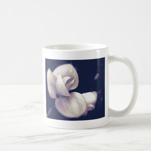 クロッカスの花が白黒で咲く コーヒーマグカップ (右)