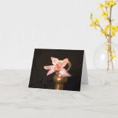 クロッカスの花と古い真鍮の重み – グリーティングカード (黄色い花)