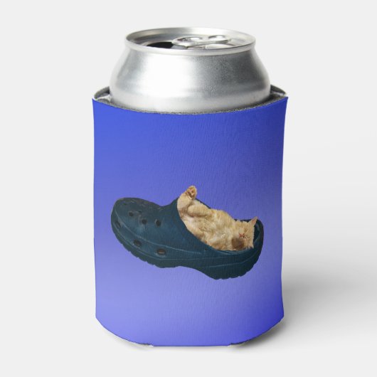 クロックの靴で眠っているふわふわした子猫 缶クーラー (缶正面)