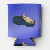 クロックの靴で眠っているふわふわした子猫 缶クーラー (正面)