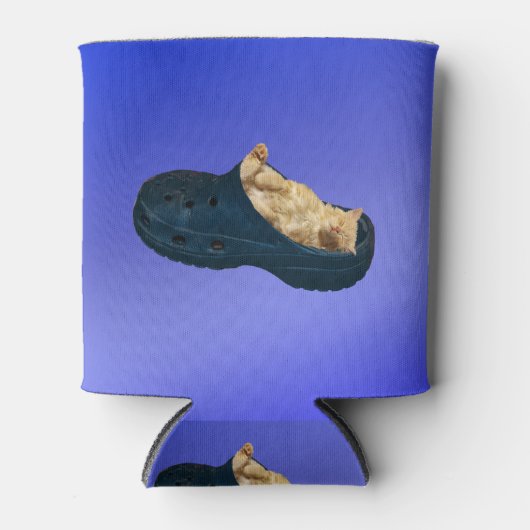 クロックの靴で眠っているふわふわした子猫 缶クーラー (正面)