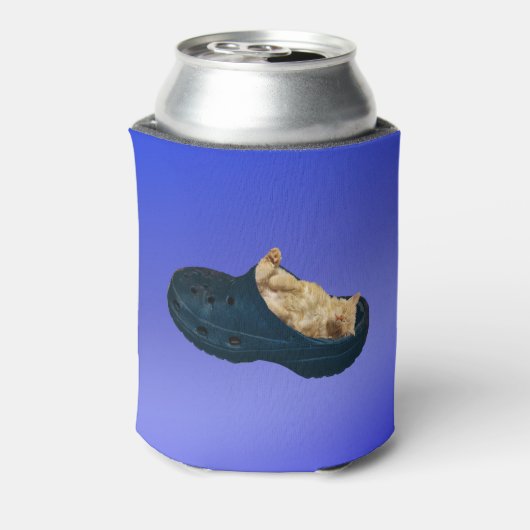 クロックの靴で眠っているふわふわした子猫 缶クーラー (缶裏面)