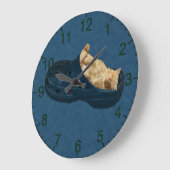 クロックシューズに眠るフワフワの子猫、壁時計 ラージ壁時計 (傾斜)