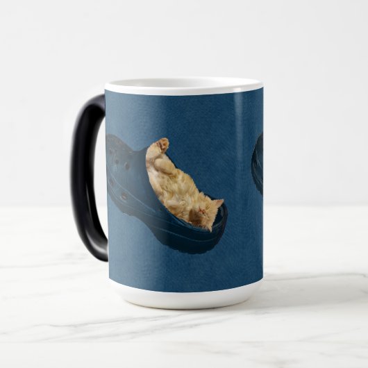 クロックシューズに眠るフワフワの子猫、魔法マグ モーフィングマグカップ (正面左)