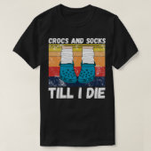 クロックスと靴下は私が死ぬまで Tシャツ (デザイン正面)