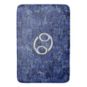 クロムはデジタル青い迷彩柄の蟹座の印を好みます バスマット (正面縦)