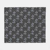 クロム様山羊座〔占星術の〕十二宮図サインオンカーボンファイバー フリースブランケット (正面(横))