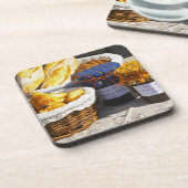 クロワサンとチョコレートパンの入ったバスケット。 コースター (左側)