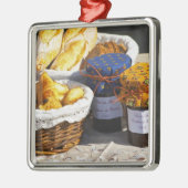 クロワサンとチョコレートパンの入ったバスケット。 メタルオーナメント (左)