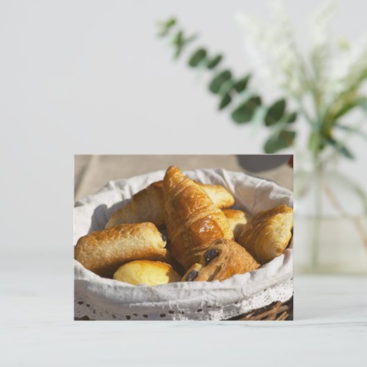 クロワッサンが入った籐の朝食バスケット、 ポストカード (スタンド正面)