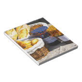 クロワッサンとチョコレートパン入りのバスケット。 ノートパッド (アングル)