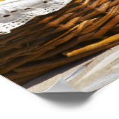 クロワッサンとチョコレートパン入りのバスケット。 ポスター (角)