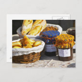 クロワッサンとチョコレートパン入りのバスケット。 ポストカード (正面/裏面)