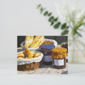 クロワッサンとチョコレートパン入りのバスケット。 ポストカード (スタンド正面)