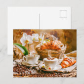 クロワッサンとランを持つ2つのカプチーノ シーズンポストカード (正面/裏面)