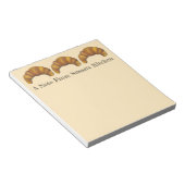 クロワッサンパーソナライズされたベーカー菓子のキッチン ノートパッド (アングル)