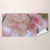 クローズアップさくらんぼのピンク色の花 バスタオル (バスタオル)