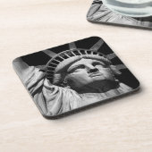 クローズアップ白黒の自由の女神ニューヨーク コースター (左側)