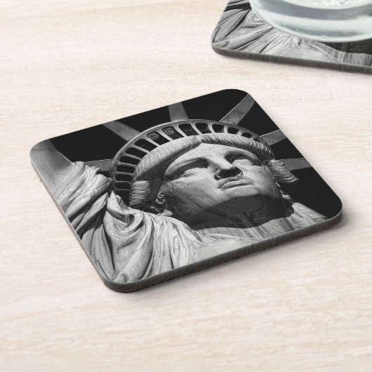 クローズアップ白黒の自由の女神ニューヨーク コースター (左側)