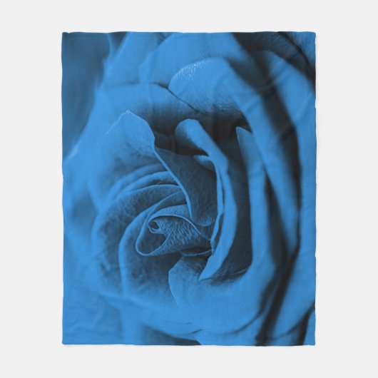 クローズアップ青の赤のローズ、マクロ美しい。 フリースブランケット (正面)