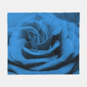 クローズアップ青の赤のローズ、マクロ美しい。 フリースブランケット (正面(横))