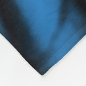 クローズアップ青の赤のローズ、マクロ美しい。 フリースブランケット (角)