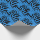 クローズアップ青の赤のローズ、マクロ美しい。 ラッピングペーパー (角)