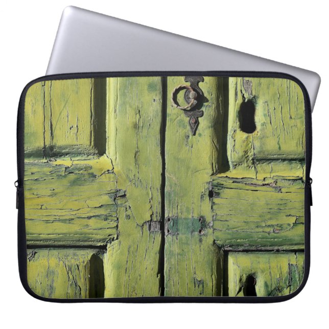 クローズド茶色の木製2パネルドア ラップトップスリーブ (正面)