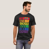 クローゼットのAinbow LgbtqゲイPに住むべきでない Tシャツ (正面フル)